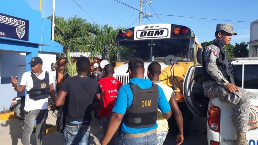 Detienen 441 extranjeros durante operativos en Santo Domingo Oeste y La Romana Detienen 441 extranjeros durante operativos en Santo Domingo Oeste y La Romana