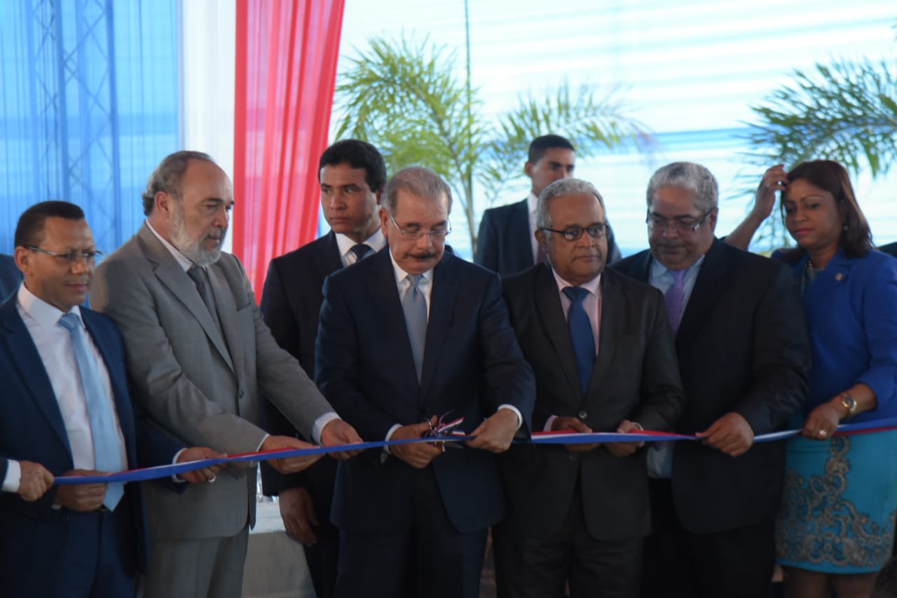 El presidente Danilo Medina corta la cinta que deja inaugurado el hospital. 