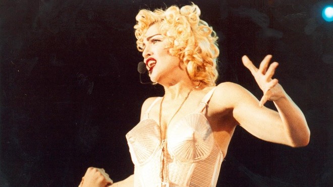 Jean Paul Gaultier y Madonna pasaron a la historia de la moda gracias a ese bustier de conos que llevó en los 90. 