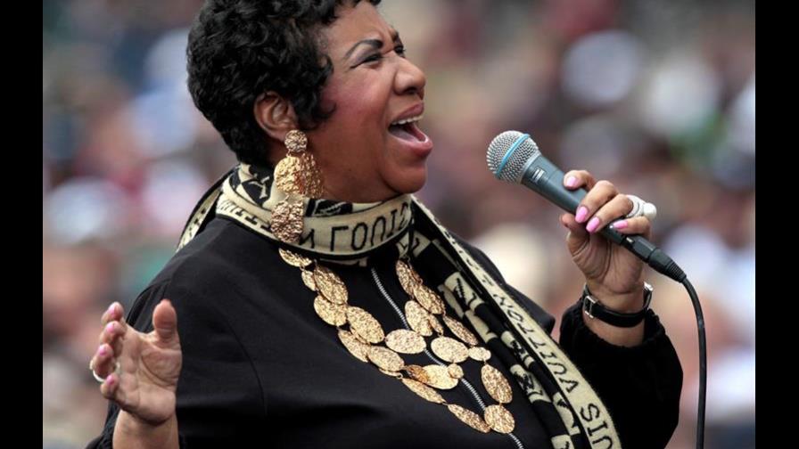 Rezan por Aretha Franklin en una iglesia de Detroit donde su padre fue pastor