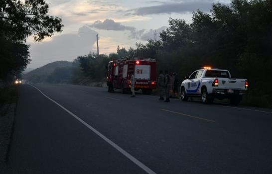 Bomberos sofocan fuego a orillas de la carretera Sánchez