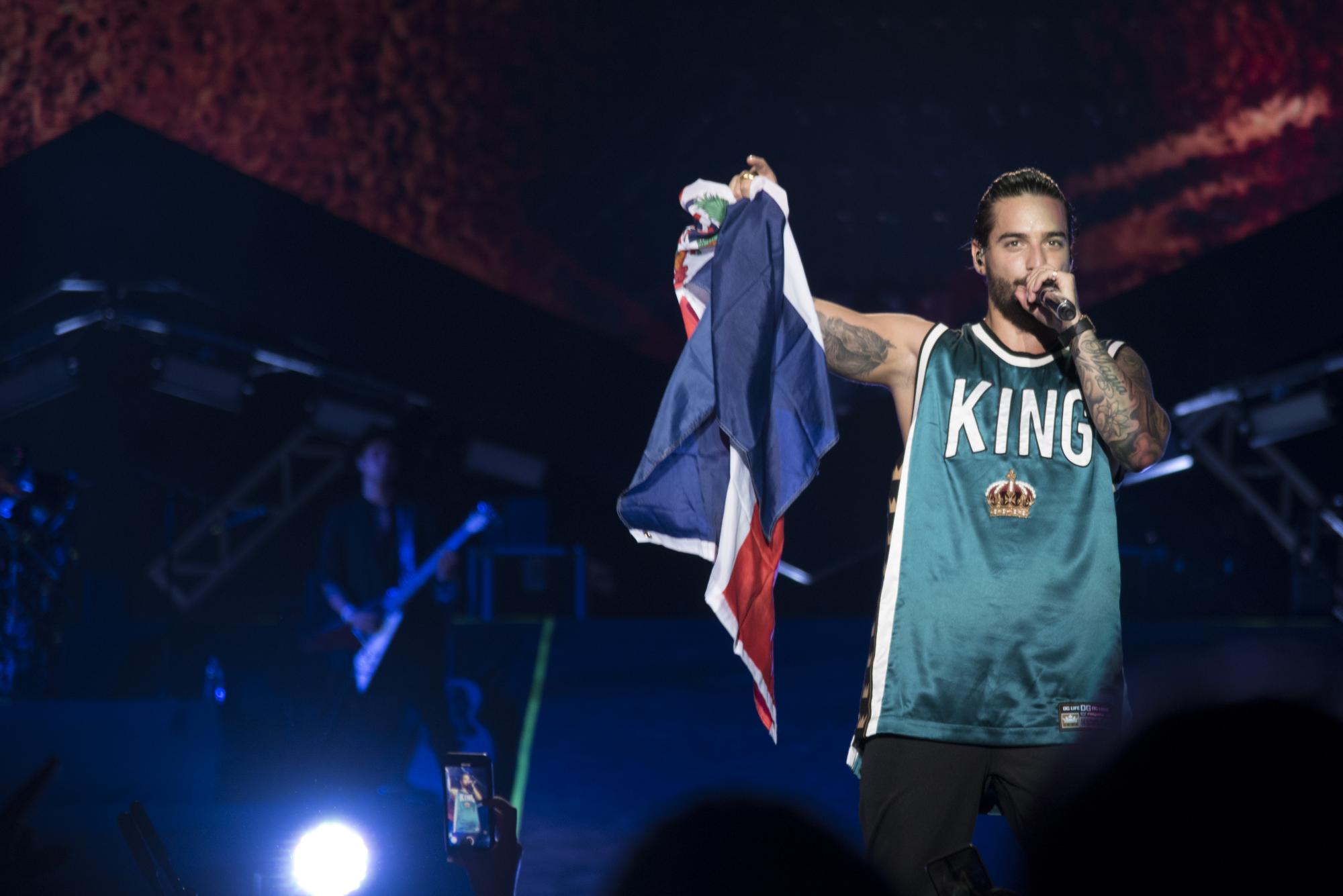 Maluma con la Bandera Nacional.