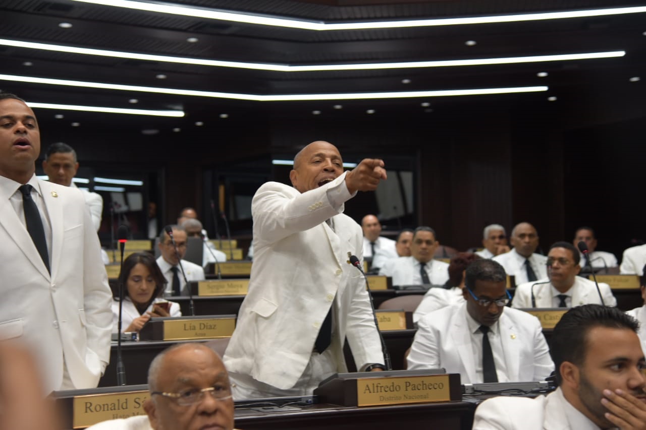 El diputado del Partido Revolucionario Moderno, Alfredo Pacheco, durante la sesión de este jueves 16 de agosto del 2018 en la que se escogió al legislador peledeísta Radhamés Camacho como presidente de la Cámara de Diputados.