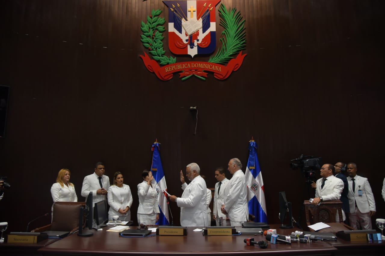 Radhamés Camacho juramenta a Gilda Moronta, como vicepresidenta de la Cámara de Diputados.