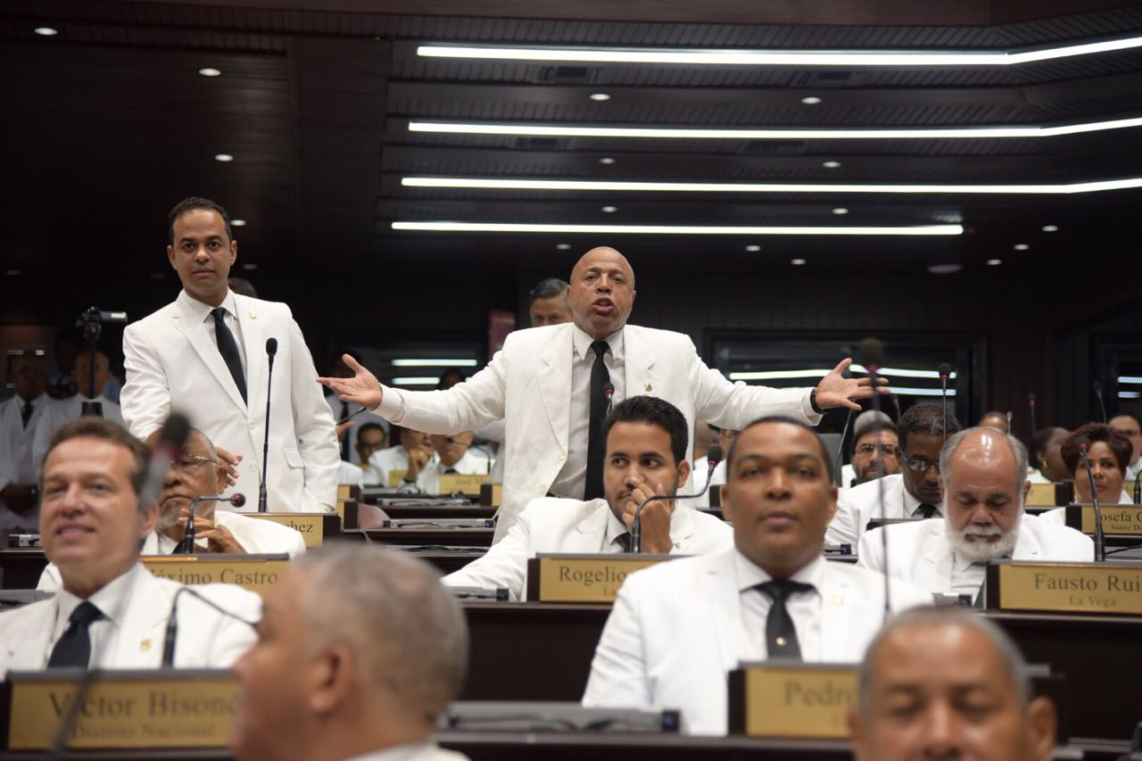 El diputado Alfredo Pacheco toma la palabra durante la caótica sesión.