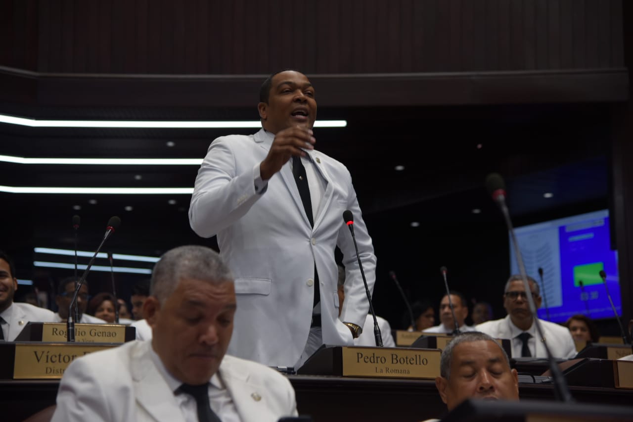 El diputado Pedro Botello momentos en que proponía una plancha.