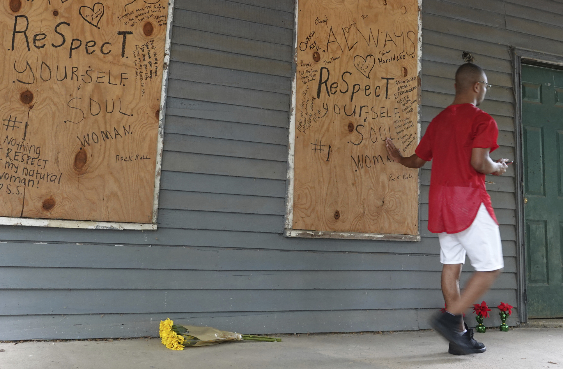 Rico Scott, un seguidor de la cantante dejó flores en la residencia de la cantante.