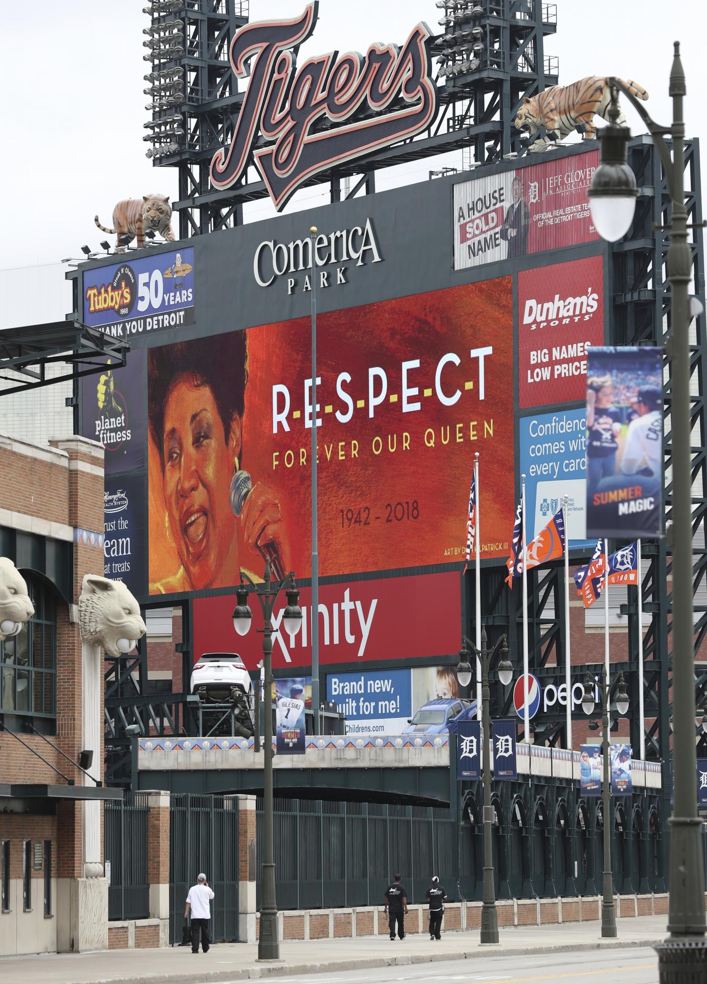El Comerica Park, hogar de Los Tigueres de Detroit Tigers, se unió hoy al tributo a la fenecida artista. .