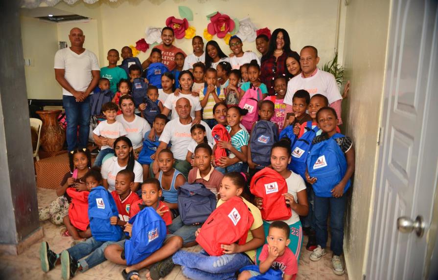 Amed Rosario realiza donaciones de útiles escolares 