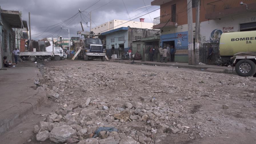Cabildo limpia la calle Felipe Vicini en Villa Consuelo Cabildo limpia la calle Felipe Vicini en Villa Consuelo