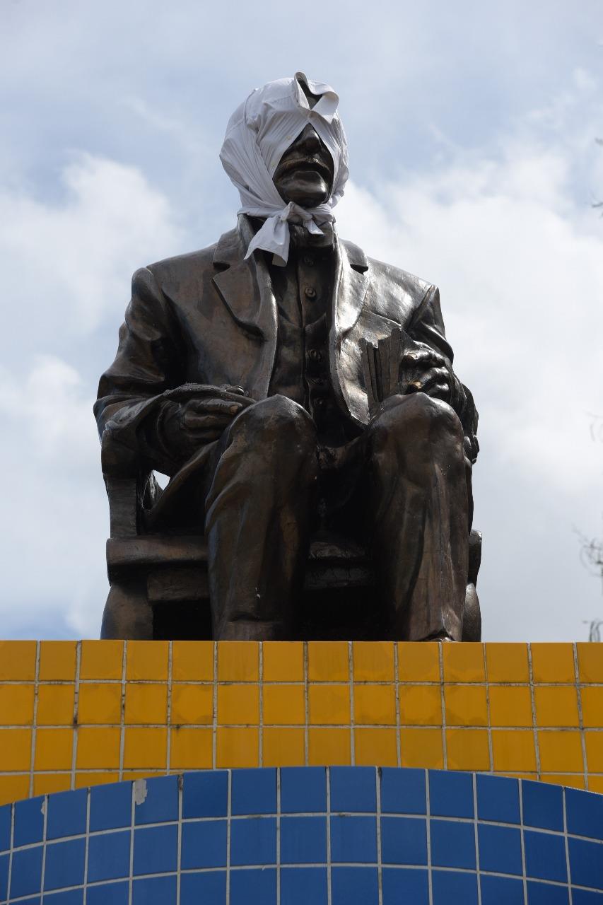 Cubren cabeza de estatua de Américo Lugo y roban placa que la identificaba 