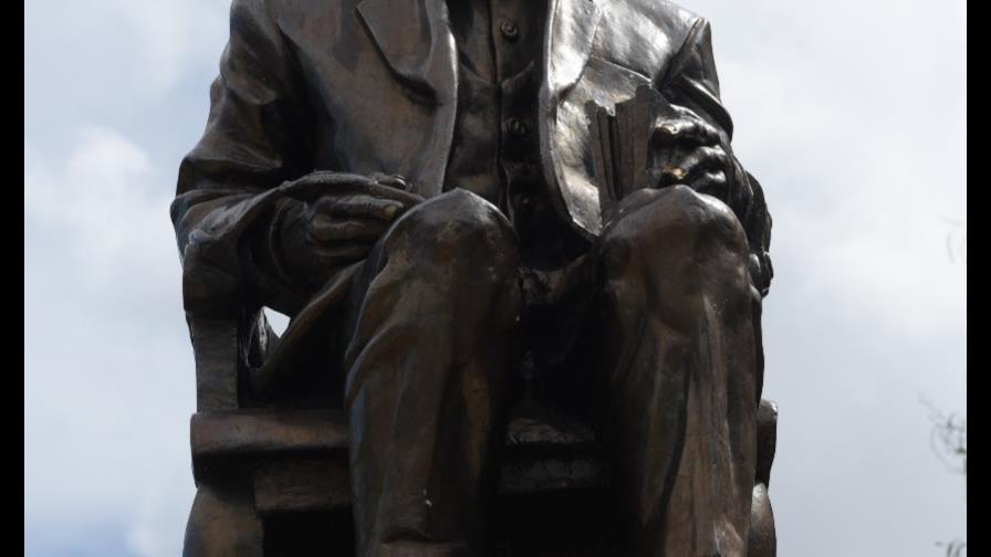 Cubren cabeza de estatua de Américo Lugo y roban placa que la identificaba 