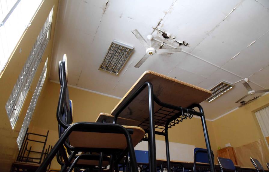 FOTOS: Las condiciones de una escuela de Santiago en la que se debe impartir docencia este lunes 