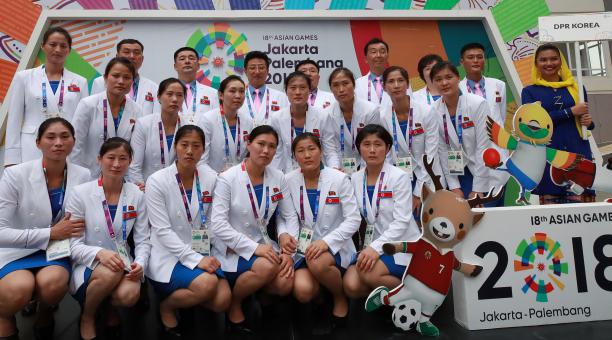 Jugadoras norcoreanas y surcoreanas del equipo unificado de Corea compiten contra Taiwán en los Juegos Asiáticos 2018.