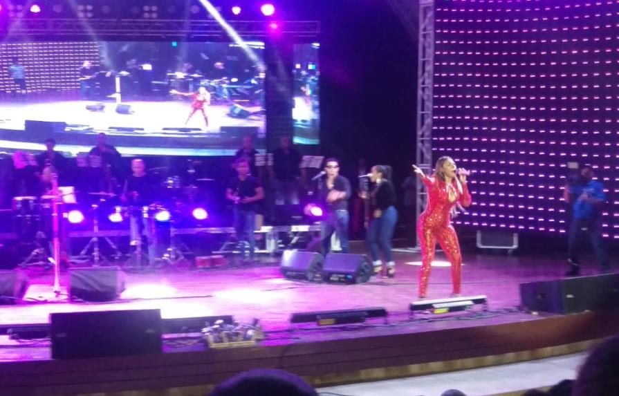 Ruth La Cantante da inicio al concierto “Puerto Plata está en salsa” 