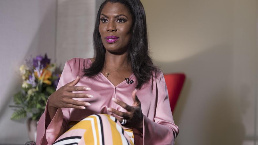 Omarosa dice Trump amenaza a Melania con deportarla si se divorcia