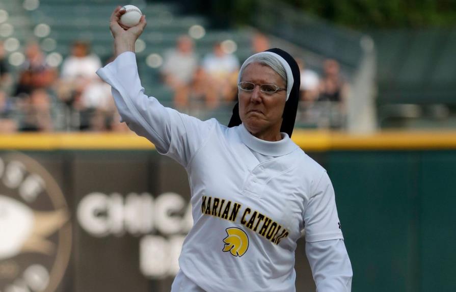 VIDEO: La hermana Mary Jo sorprende al mundo del béisbol con su lanzamiento 