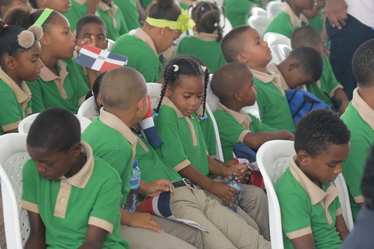 Los estudiantes con el nuevo uniforme que se estrenaron en este año escolar 2018-2019, cuyos colores son por regiones.