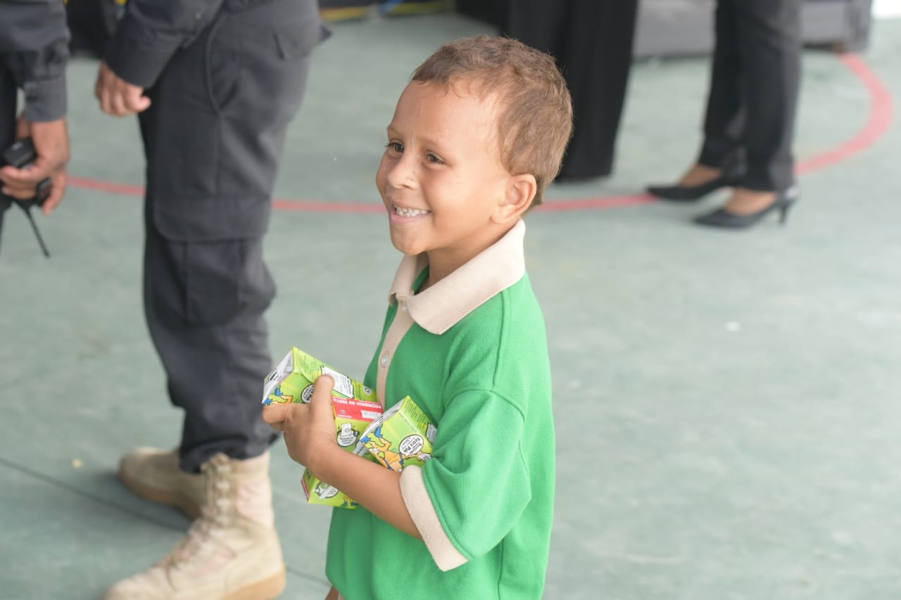Un niño durante el acto de inauguración del año escolar 2018-2019 en el liceo Rosa Duarte, en Hato Mayor.