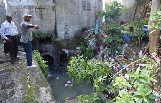 Comunitarios reclaman al Presidente firmar el contrato para que se siga saneamiento de la cañada Guajimía
