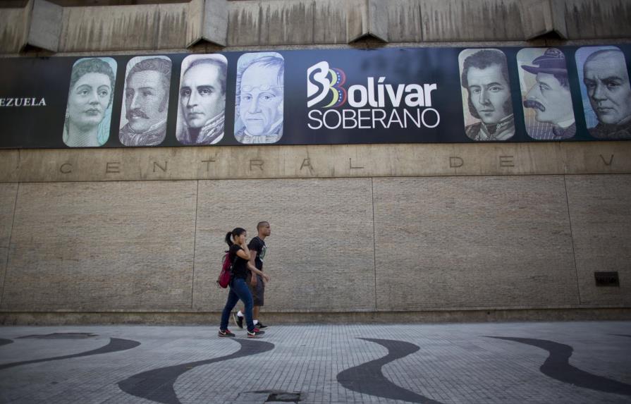 Venezolanos afrontan reconversión monetaria con pesimismo
