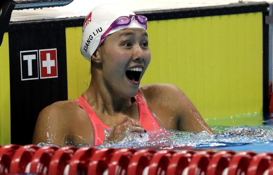 Nadadora Liu Xiang rompe récord de 50 metros de espalda 