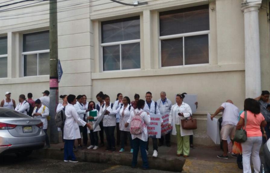 Médicos del Hospital Padre Billini protestan por reapertura de servicios sanitarios 
