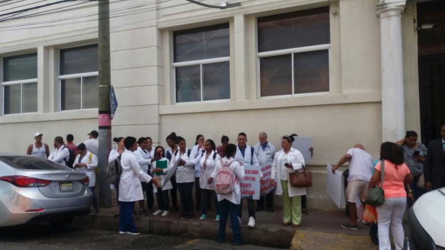 Médicos del Hospital Padre Billini protestan por reapertura de servicios sanitarios 