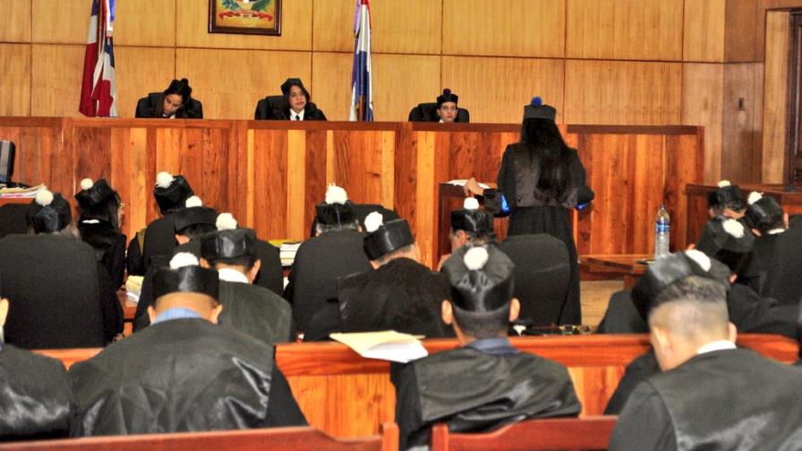 Reenvían para el próximo lunes juicio contra acusados de fraude en el Banco Peravia Reenvían para el próximo lunes juicio contra acusados de fraude en el Banco Peravia