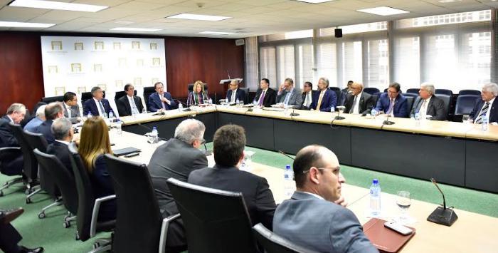 Gobernador del Banco Central se reúne con ministros y representantes de bancos