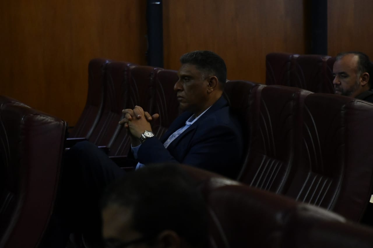 Chu Vásquez solo y pensativo en la audiencia.