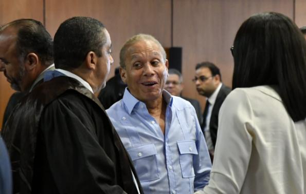 Ángel Rondón conversa animado con varias personas.