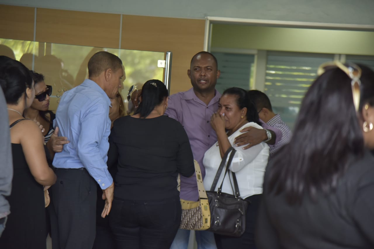 Familiares y amigos de Monchy Rodríguez se encuentran en hospital donde se produjo su deceso.