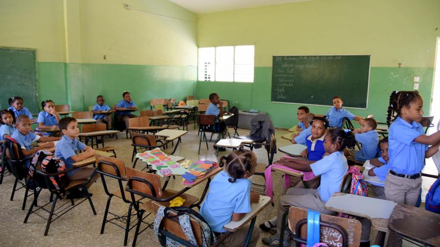 Aumentan aulas   y alumnos, pero escasean docentes  