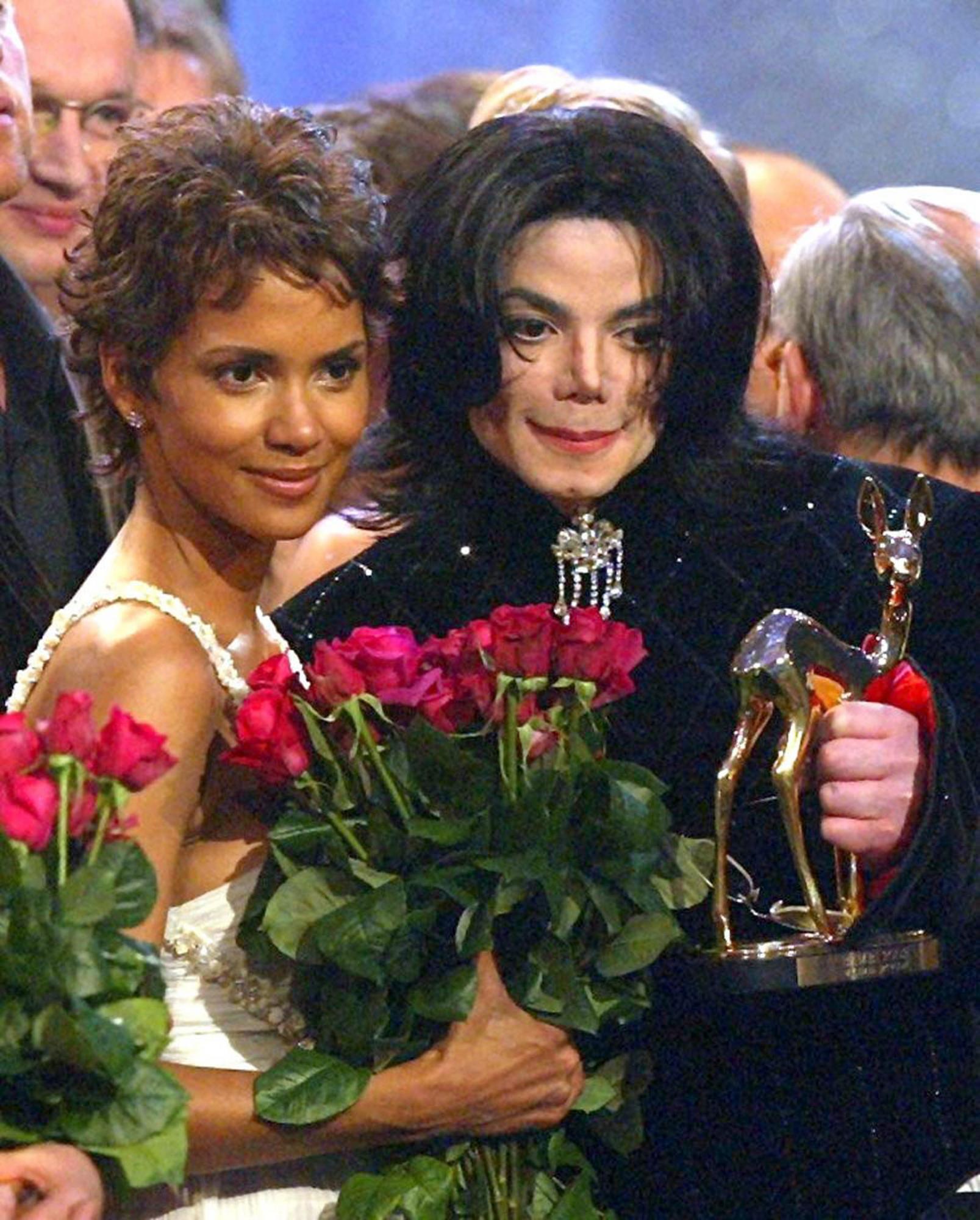 BERLIN :  Michael Jackson junto a la actriz  Halle Berry el 21 de noviembre de 2002.  