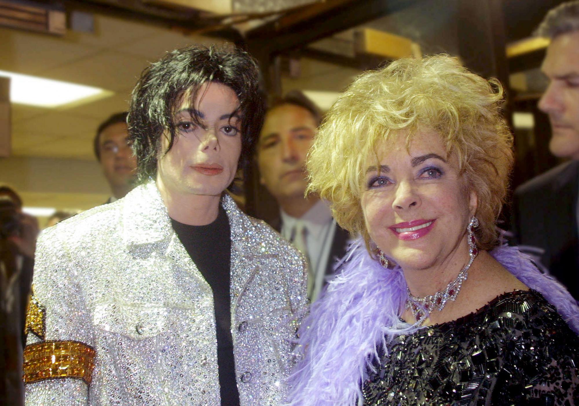 Nueva York 07/Sept/2001: El cantante Michael Jackson celebra sus 30 años como solista con un concierto en el Madison Square Garden de Nueva York, donde asistieron numerosas celebridades del espectáculo. En la foto: Michael Jackson y Elizabeth Taylor