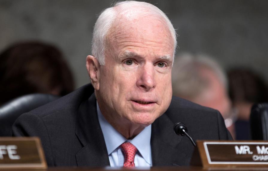 Senador estadounidense John McCain abandona tratamiento de su cáncer