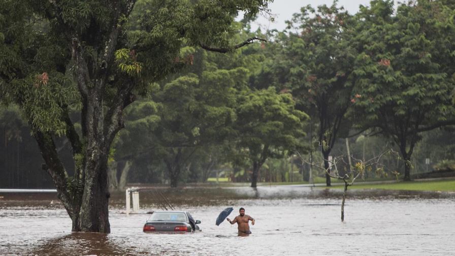 El huracán Lane golpea Hawái y miles buscan refugio en albergues El huracán Lane golpea Hawái y miles buscan refugio en albergues