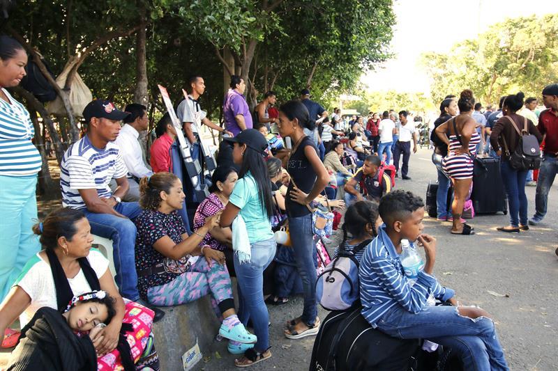 Cientos de venezolanos varados en norte Ecuador pese a eliminación de pasaporte