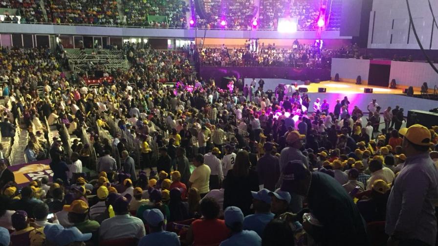 Seguidores de Leonel llegaron temprano al  Palacio de los Deportes