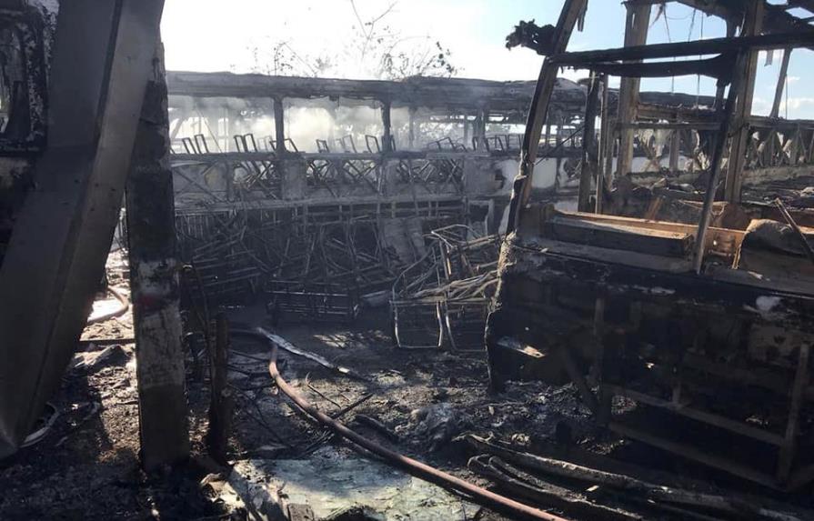 Incendio destruye siete autobuses de la empresa Expreso Vegano