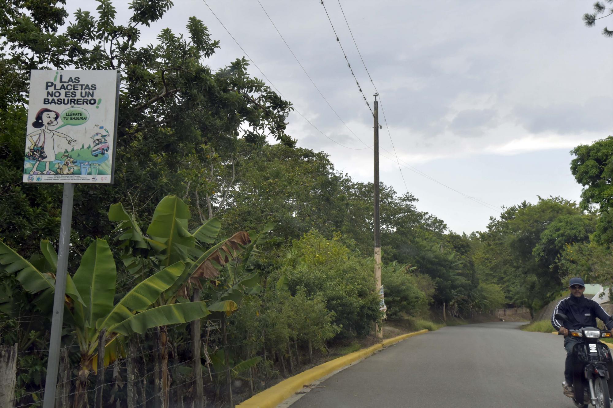 Un letrero instalado en una de las calles de Las Placetas que insta a mantener la limpieza.