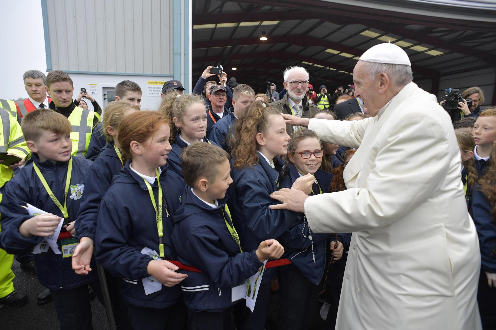 El papa Francisco saluda niños 