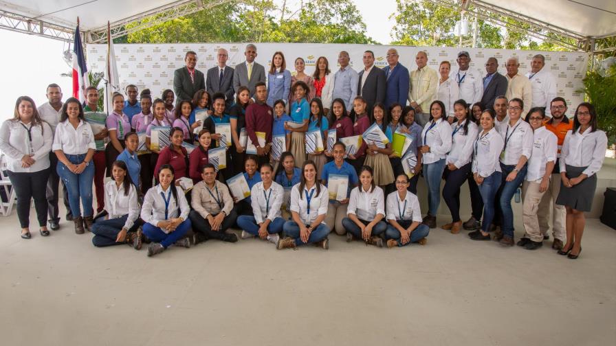 Barrick Pueblo Viejo entregó acreditación a beneficiarios de Programa Créditos-Becas
