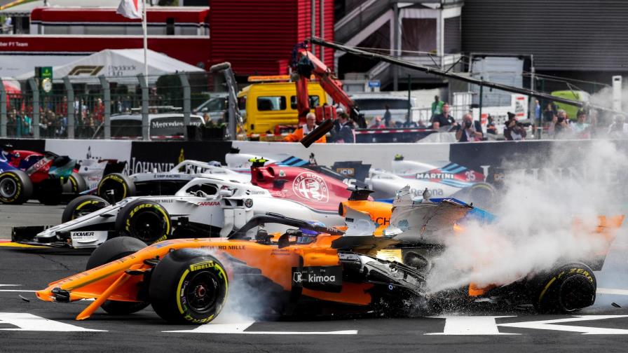 VIDEO: Fernando Alonso abandona GP de Bélgica tras choque con Niko Hulkenberg en primera curva