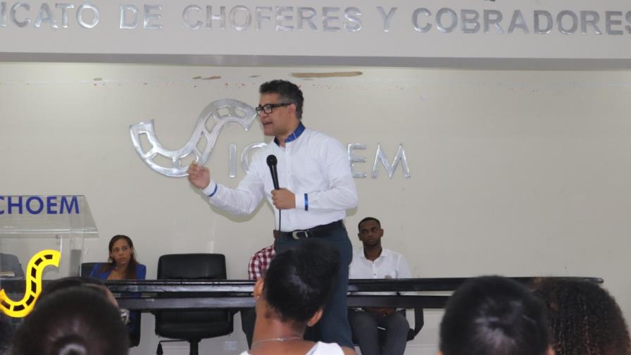 Carlos Peña invita a los jóvenes a romper con el pasado político