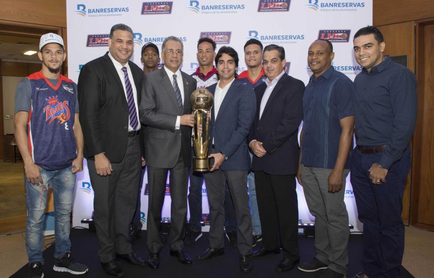 Simón Lizardo recibe Copa Banreservas de los campeones de la LNB