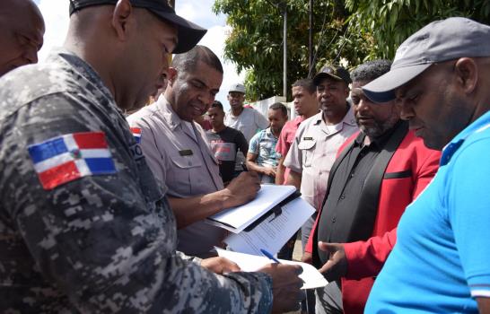 Transportistas y comunitarios demandan arreglos de calles de Santo Domingo Oeste