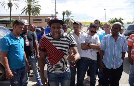 Transportistas y comunitarios demandan arreglos de calles de Santo Domingo Oeste