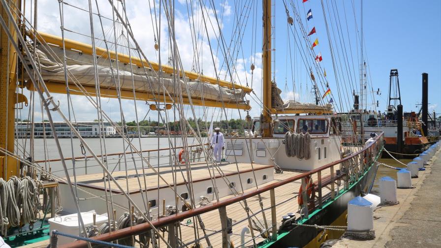 Buque escuela para entrenamientos de la Armada costó US$2.4 millones Buque escuela para entrenamientos de la Armada costó US$2.4 millones